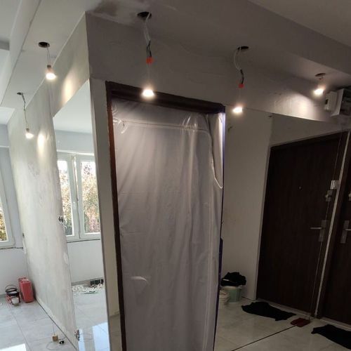 Lampki w suficie podwieszanym