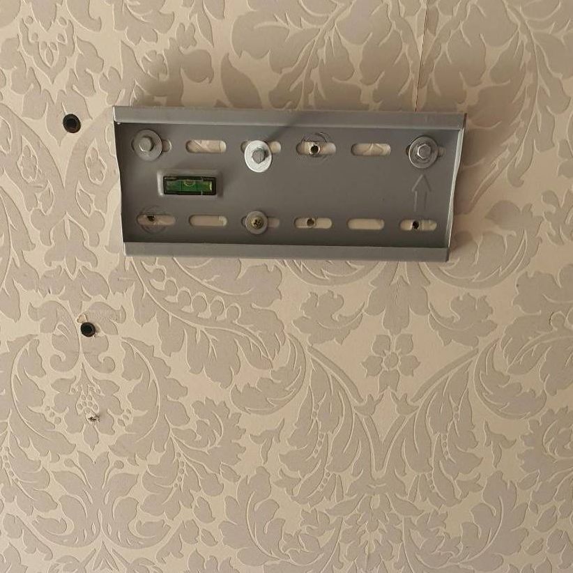 Montuje wieszaki ścienne i zakładam telewizory